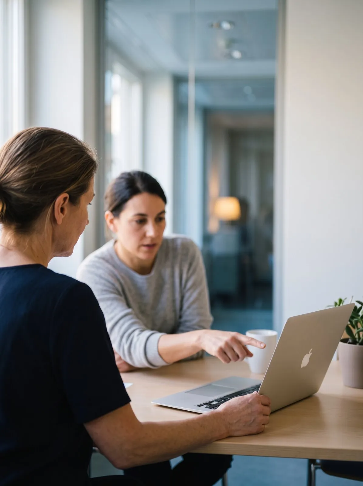 Deux personnes configurent le service ensemble devant un ordinateur portable.